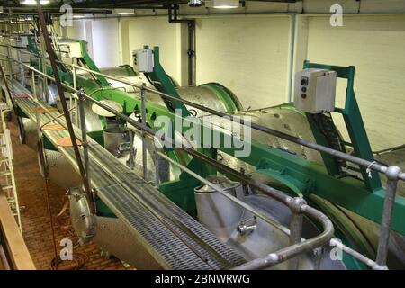 Barili e attrezzature tecniche all'interno della cantina della vineria Groot Constantia, Constantia, Città del Capo, Sud Africa, Africa. Foto Stock