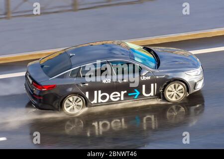 L'automobile grigia Uber Taxi corre sulla vista aerea dell'autostrada. Russia, San Pietroburgo. 15 maggio 2020 Foto Stock