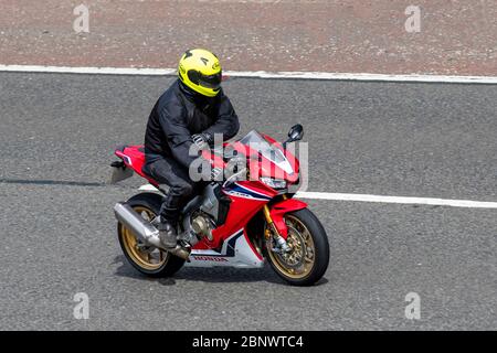 Red Honda CBR Fireblade; motociclista; due ruote di trasporto, moto, veicolo, strade, moto, motociclisti che guidano in moto sull'autostrada M6 Chorley, Regno Unito Foto Stock