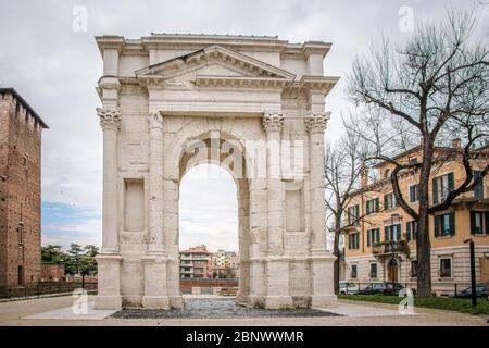 Arco romano dei Gavi in Piazzetta Castelvecchio, Verona, Italia settentrionale. I due fronti principali sono decorati con quattro semi-colori coringi Foto Stock