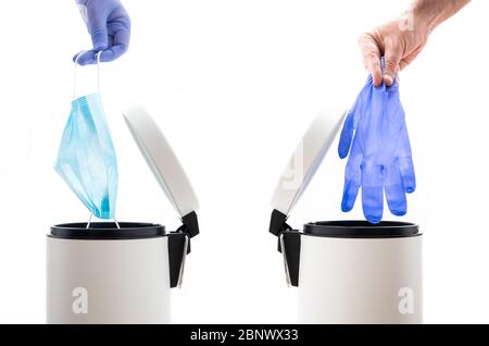 Mani gettando via una maschera protettiva del viso e un guanto protettivo usato per la spazzatura può. Fine del concetto di coronavirus. Indurito di covid-19 e fine Foto Stock