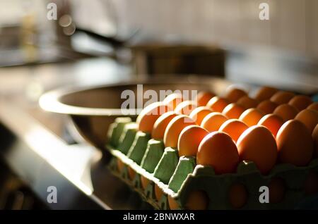 Uova su tavolo da cucina professionale in acciaio inox Foto Stock