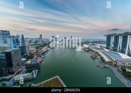Vista panoramica dello skyline dell'area della Baia di Singapore Marina. Di notte al piano rom 33 Foto Stock