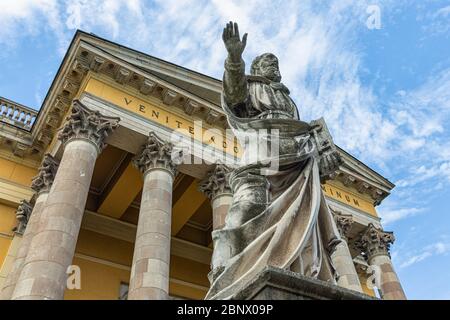 Statua di San Pietro di fronte alla cattedrale di Eger, Ungheria Foto Stock