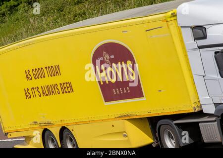 Hovis ha; trasporto alla rinfusa camion di consegna trasporti, autocarro, trasporto, carrello, cargo, Mercedes-Benz veicolo, consegna, trasporti, industria, catena logistica del trasporto merci, sulla M6 a Lancaster, Regno Unito Foto Stock