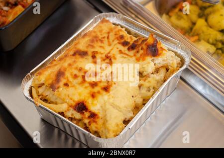 un contenitore contenente acqua calda in cui viene posta una pentola per la cottura lenta del pasticcio Foto Stock