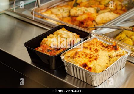 un contenitore contenente acqua calda in cui viene posta una pentola per la cottura lenta del pasticcio Foto Stock