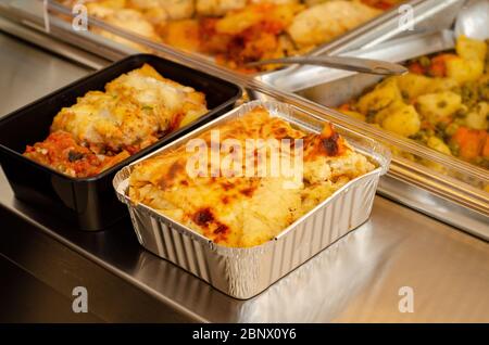 un contenitore contenente acqua calda in cui viene posta una pentola per la cottura lenta del pasticcio Foto Stock