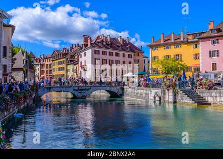 Annecy, Francia: Le Palais de i'lire, un castello medievale e un'ex prigione nel mezzo del fiume Thiou, e Pont du Perriere da Quai Perrière. Foto Stock