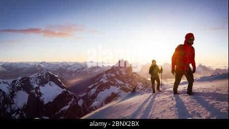 Fantasy Adventure immagine composita dell'uomo e della donna Mountaineering Foto Stock