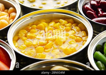 Il mais dolce in scatola appena aperto può. Cibo non deperibile Foto Stock