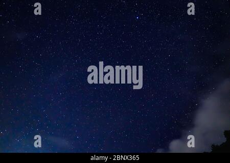 Gruppi di milioni di stelle e galassie e pianeti visti dalla nostra terra nel cielo notturno. Il più luminoso di questa foto è Giove (top, cente Foto Stock