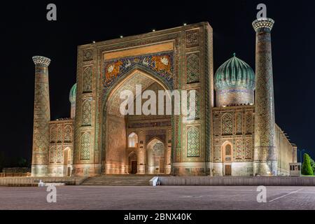 Vista di Sher-Dor Madrasah di notte a Samarcanda, Uzbekistan Foto Stock