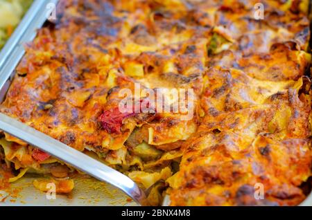 lasagne vegetali in contenitore contenente acqua calda in cui Foto Stock