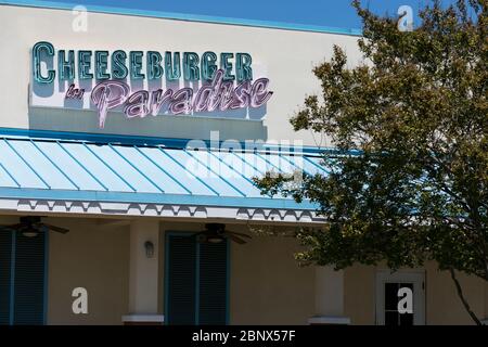 Un cartello con il logo all'esterno di un ristorante chiuso e abbandonato Cheeseburger in Paradise, situato a Virginia Beach, Virginia, il 2 maggio 2020. Foto Stock