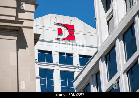 Un logo all'esterno della sede di Dominion Enterprises a Norfolk, Virginia, il 2 maggio 2020. Foto Stock