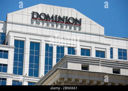 Un logo all'esterno della sede di Dominion Enterprises a Norfolk, Virginia, il 2 maggio 2020. Foto Stock