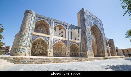 Veduta di Nadir Divanbegi Medressa di Bukhara, in Uzbekistan Foto Stock