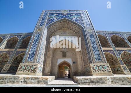 Veduta di Nadir Divanbegi Medressa di Bukhara, in Uzbekistan Foto Stock