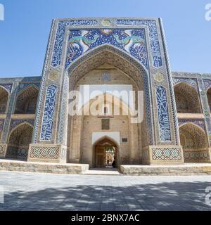 Veduta di Nadir Divanbegi Medressa di Bukhara, in Uzbekistan Foto Stock
