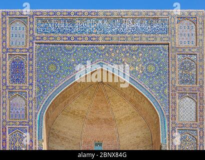 Dettaglio delle piastrelle a Mir-i-Arab Madrasa a Bukhara (Buxoro) , la città più sacra dell’Asia centrale, in Uzbekistan. È tra i med più sorprendenti dell’Uzbekistan Foto Stock