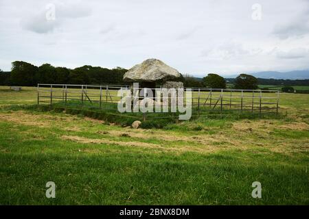 Ampia vista della camera di sepoltura neolitica di Bodowyr a Llangaffo sull'isola di Anglesey nel Galles del Nord è composta da 5 pietre Foto Stock