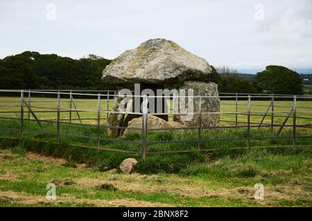 La camera di sepoltura neolitica di Bodowyr a Llangaffo sull'isola di Anglesey nel Galles del Nord è composta da 5 pietre Foto Stock