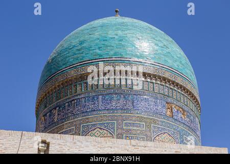 Dettaglio delle piastrelle a Mir-i-Arab Madrasa a Bukhara (Buxoro) , la città più sacra dell’Asia centrale, in Uzbekistan. È tra i med più sorprendenti dell’Uzbekistan Foto Stock