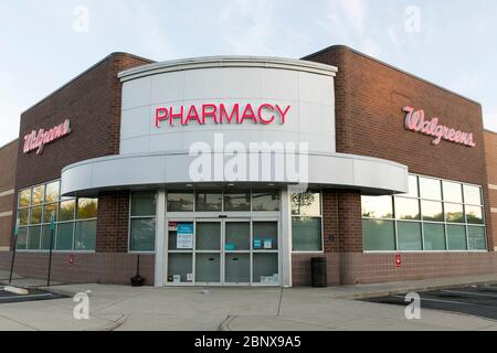 Un cartello con il logo all'esterno di una farmacia Walgreens a Winchester, Virginia, il 2 maggio 2020. Foto Stock