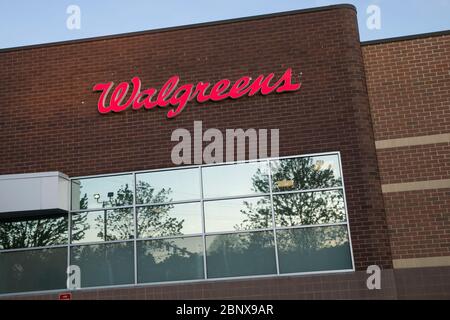 Un cartello con il logo all'esterno di una farmacia Walgreens a Winchester, Virginia, il 2 maggio 2020. Foto Stock