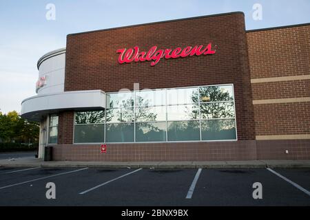 Un cartello con il logo all'esterno di una farmacia Walgreens a Winchester, Virginia, il 2 maggio 2020. Foto Stock