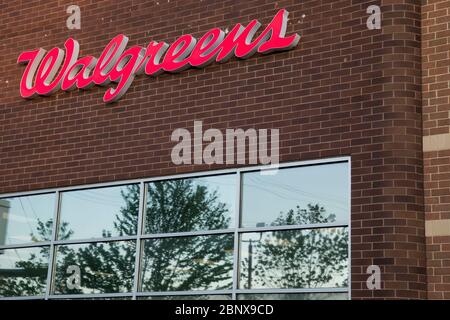 Un cartello con il logo all'esterno di una farmacia Walgreens a Winchester, Virginia, il 2 maggio 2020. Foto Stock