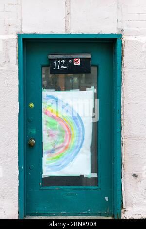 Arcobaleno di speranza che attingendo su una porta a Montreal Canada durante il Covid19 Pandemic Foto Stock