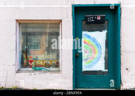 Arcobaleno di speranza che attingendo su una porta a Montreal Canada durante il Covid19 Pandemic Foto Stock