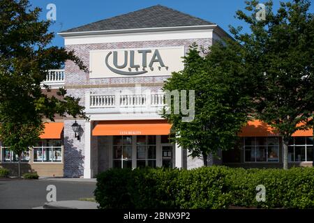 Un cartello con il logo all'esterno di un negozio Ulta Beauty a Williamsburg, Virginia, il 2 maggio 2020. Foto Stock