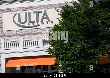 Un cartello con il logo all'esterno di un negozio Ulta Beauty a Williamsburg, Virginia, il 2 maggio 2020. Foto Stock