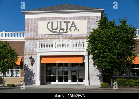 Un cartello con il logo all'esterno di un negozio Ulta Beauty a Williamsburg, Virginia, il 2 maggio 2020. Foto Stock