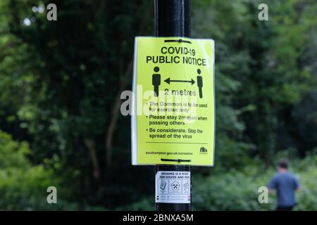 Southampton, Hampshire, Regno Unito. 16 Maggio 2020, avviso pubblico allegato al lampione su Southampton Common, che spiega le leggi sociali del coronavirus distancinging, Southampton, Hampshire, UK Credit: Dawn Fletcher-Park/Alamy Live News Foto Stock