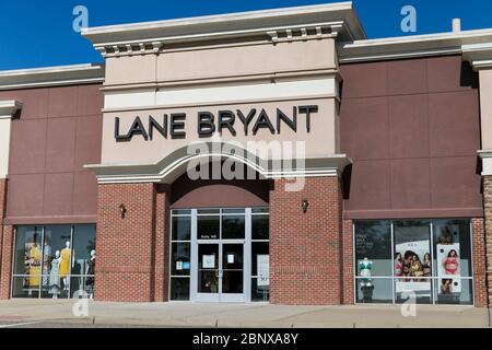 Un cartello con il logo all'esterno di un negozio Lane Bryant a Newport News, Virginia, il 2 maggio 2020. Foto Stock