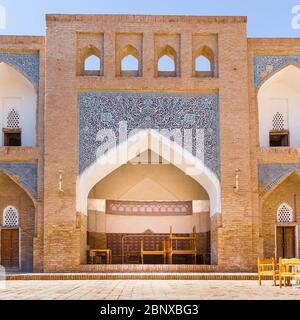 Allakuli Khan Madrasah, nella fortezza Ichon-Qala, la città vecchia di Khiva, in Uzbekistan. Foto Stock