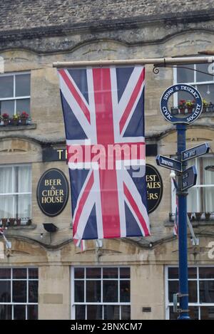 bandiera Union Jack che vola di fronte alla casa pubblica di Talbot Foto Stock