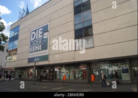 Die Filiale von Galeria Karstadt Kaufhof in der Altstadt von Berlin-Spandau, Fußgängerzone, Carl-Schurz-Straße Ecke Charlottenstraße Foto Stock