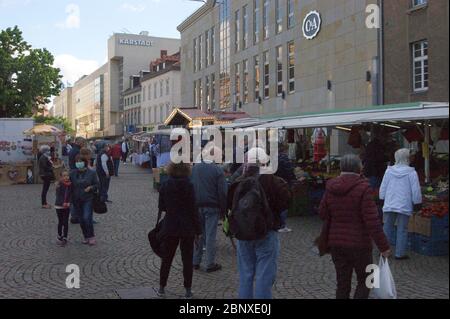 Marktgeschehen am Rathaus Spandau a Berlino - la gente che fa acquisti in Germania Foto Stock