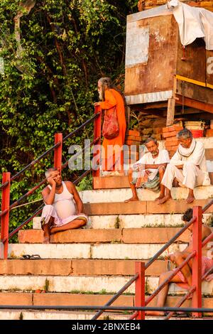 India, Varanasi - Stato di Uttar Pradesh, 30 luglio 2013. Un gruppo di indù si parla l'uno con l'altro in cima a uno dei posti di fronte al fiume Gange. Foto Stock