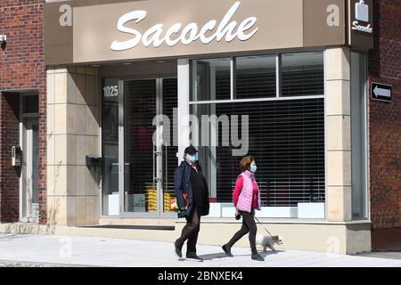 Pedoni che indossano maschere di protezione che camminano su Laurier Street, Montreal, Canada durante il Covid19 Pandemic Foto Stock