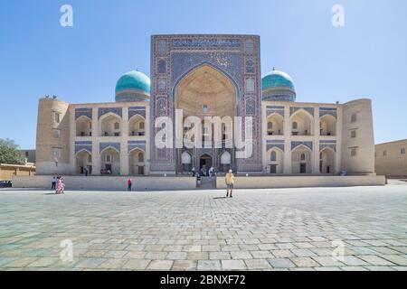 BUKHARA, UZBEKISTAN - 26 AGOSTO 2016: Madrasa Mir-i-Araba a Bukhara (Buxoro) , la città più sacra dell’Asia centrale, in Uzbekistan. È tra le motion dell’Uzbekistan Foto Stock