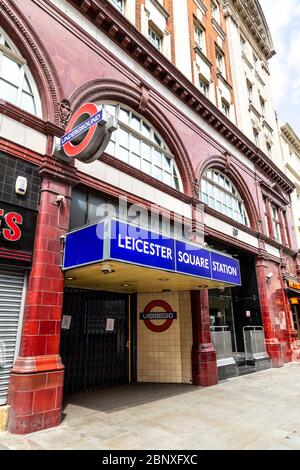 16 maggio 2020 Londra, Regno Unito - la stazione della metropolitana di Leicester Square è chiusa durante il blocco della pandemia di Coronavirus Foto Stock