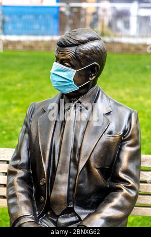 16 maggio 2020 Londra, Regno Unito - Statua del signor Bean seduta su una panchina che indossa una maschera protettiva in Piazza Leicester durante il blocco pandemico del coronavirus Foto Stock