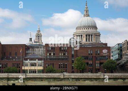 Facciata della City of London School, conosciuta anche come CLS e City lungo il Tamigi a Londra. Foto Stock