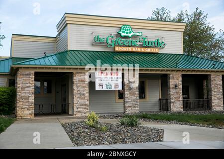 Un cartello con il logo all'esterno del Greene Turtle Sports Bar & Grille Restaurant situato a Wilmington, Delaware, il 4 maggio 2020. Foto Stock